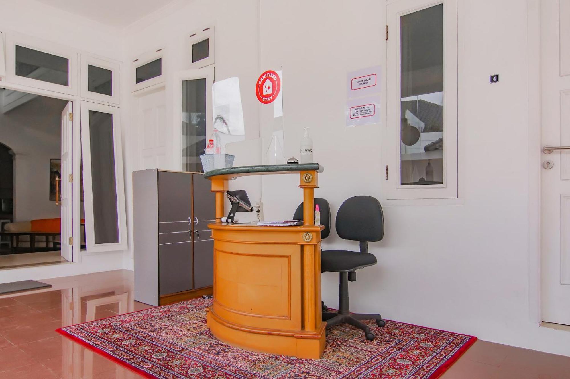 Super Oyo Capital O 90342 Kemang Garden Hotel Джакарта Екстериор снимка