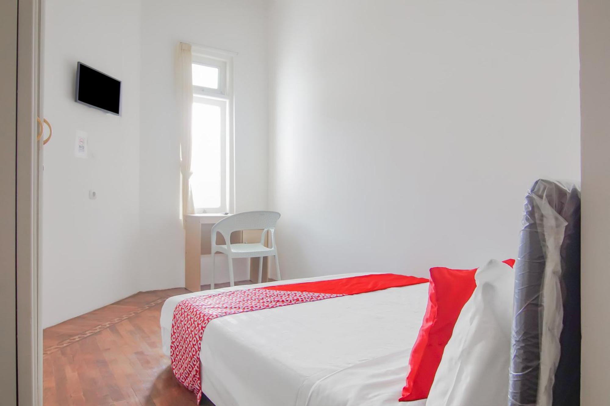 Super Oyo Capital O 90342 Kemang Garden Hotel Джакарта Екстериор снимка
