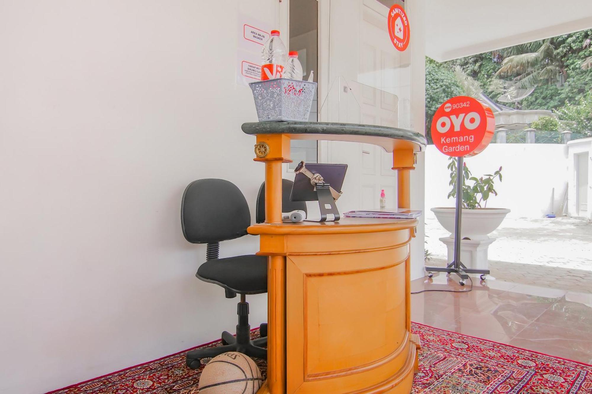 Super Oyo Capital O 90342 Kemang Garden Hotel Джакарта Екстериор снимка