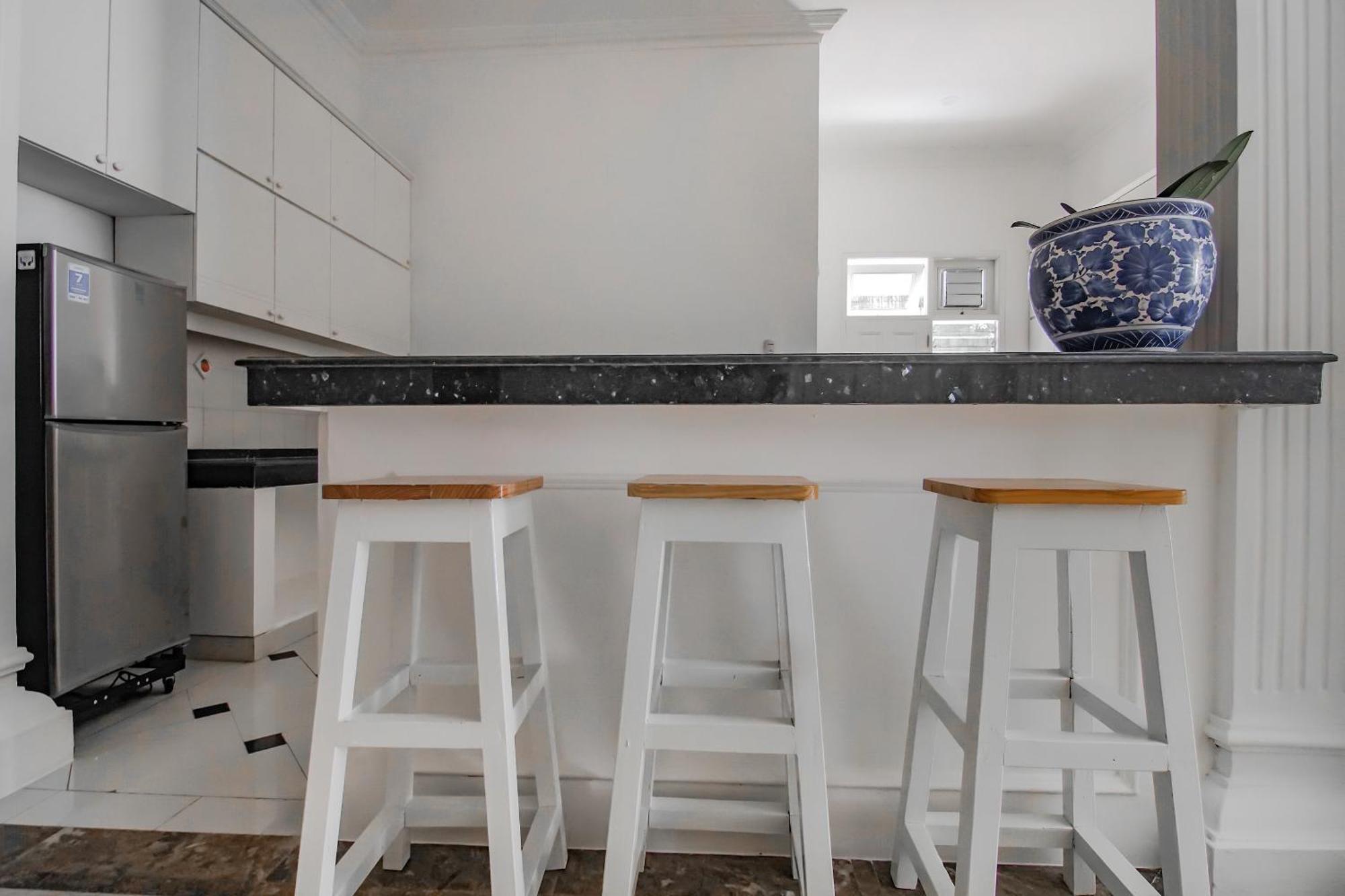 Super Oyo Capital O 90342 Kemang Garden Hotel Джакарта Екстериор снимка